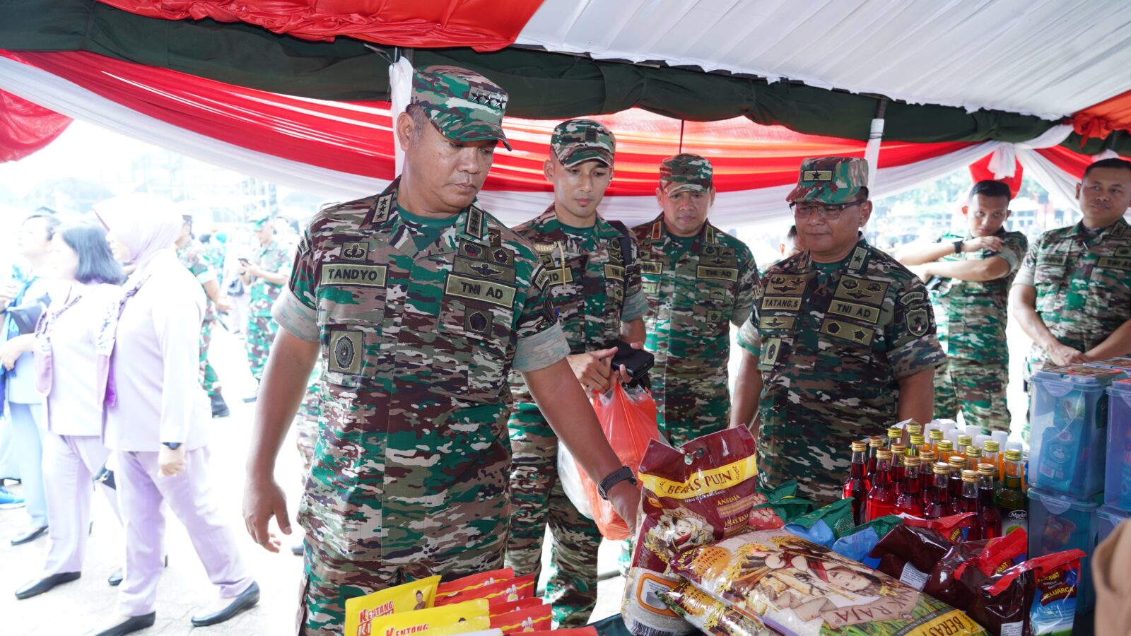 Wakasad Tinjau Bazar Murah TNI