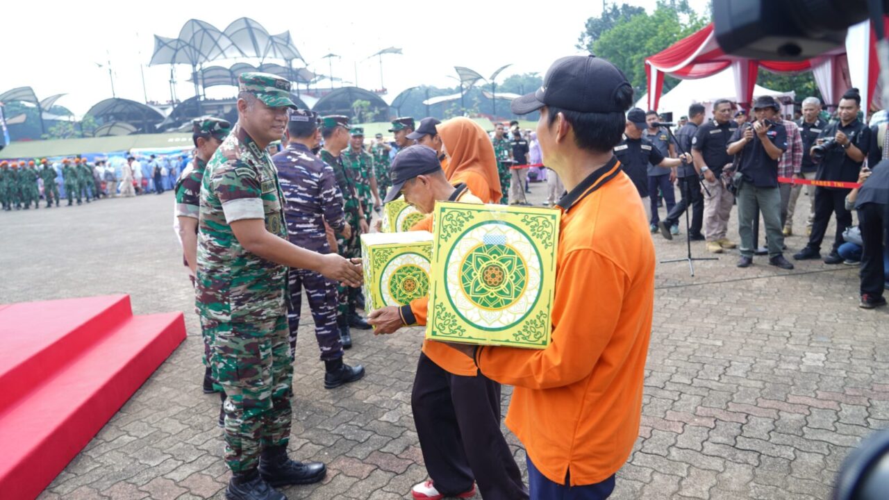 Wakasad Tinjau Bazar Murah TNI