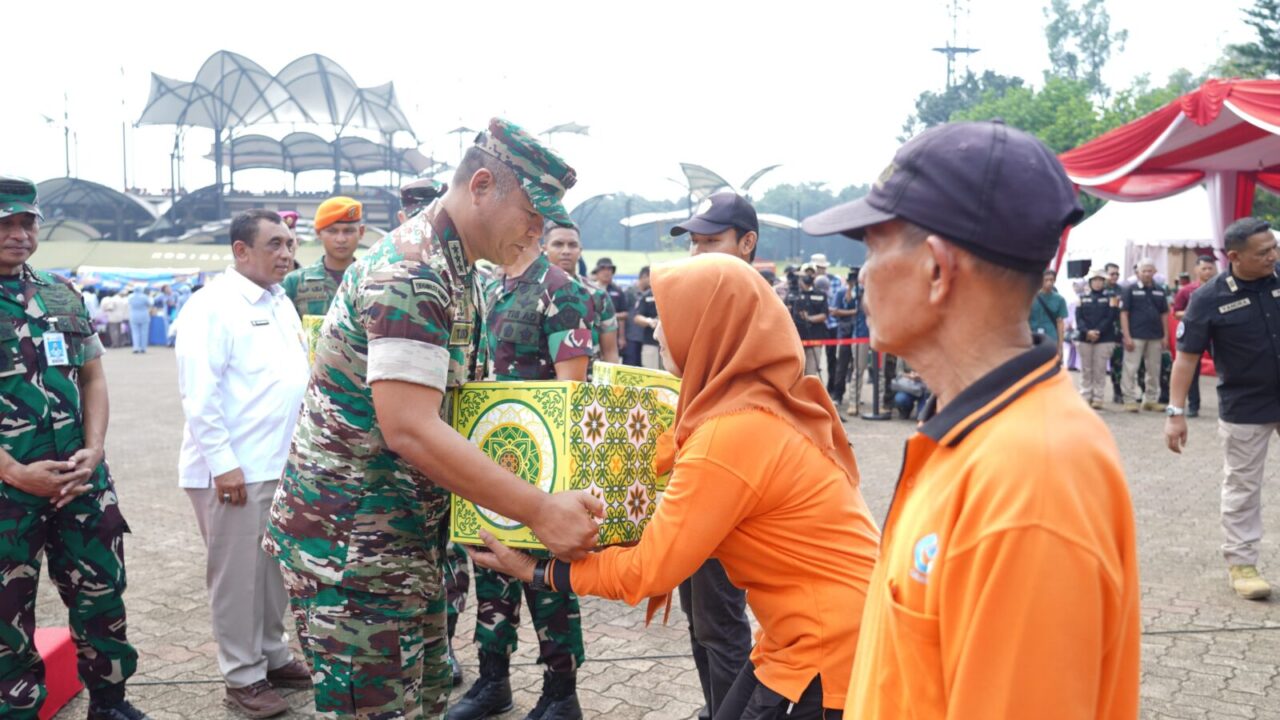 Wakasad Tinjau Bazar Murah TNI