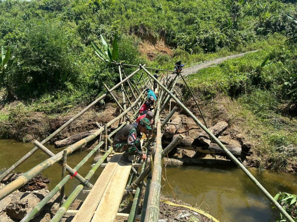 Satgas Yonarmed 16/TK Bangun Jembatan Darurat Penghubung Antar Desa