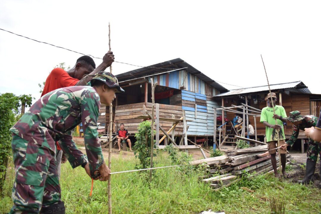 Satgas Yonif 125/SMB Bangun Jamban Sehat Untuk Masyarakat 4 Kampung di Papua Selatan