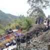 Satgas Yonif 721/Mks Bantu Evakuasi Mobil Truk Masuk Jurang Di Jalan Lintas Wamena-Puncak Jaya