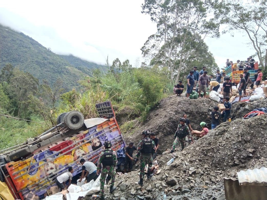 Satgas Yonif 721/Mks Bantu Evakuasi Mobil Truk Masuk Jurang Di Jalan Lintas Wamena-Puncak Jaya