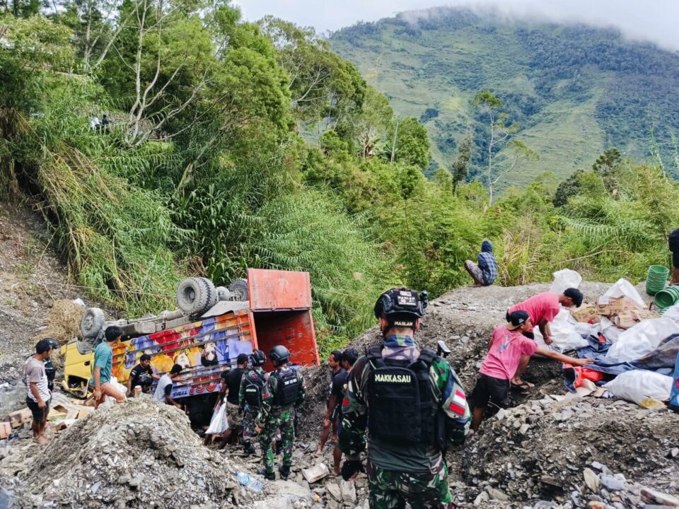 Satgas Yonif 721/Mks Bantu Evakuasi Mobil Truk Masuk Jurang Di Jalan Lintas Wamena-Puncak Jaya