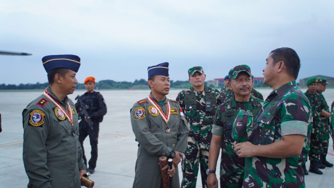 Kasad Dampingi Panglima TNI Sambut Kedatangan Tim Bantuan Kemanusiaan Gaza