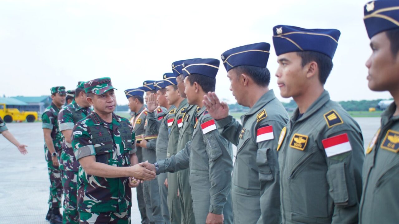 Kasad Dampingi Panglima TNI Sambut Kedatangan Tim Bantuan Kemanusiaan Gaza