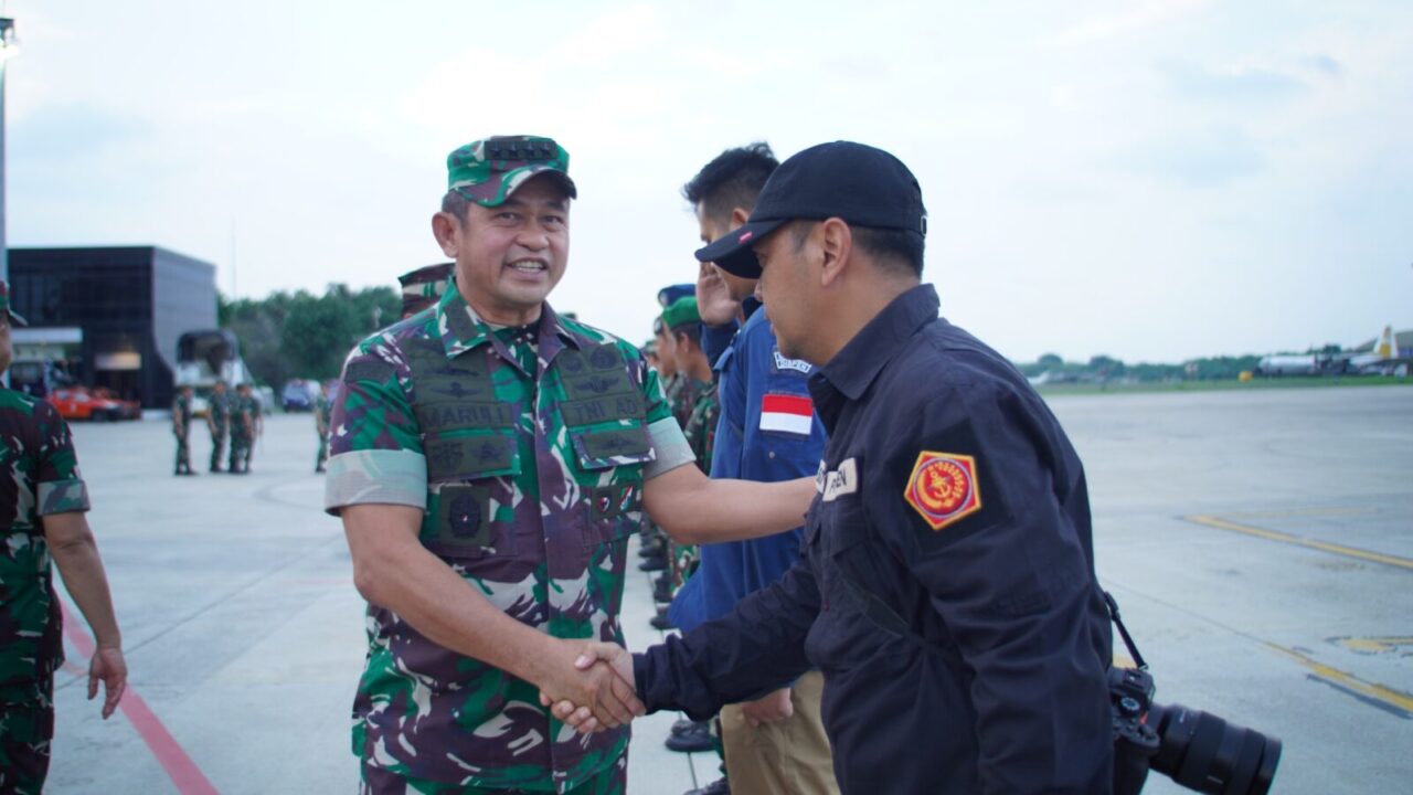 Kasad Dampingi Panglima TNI Sambut Kedatangan Tim Bantuan Kemanusiaan Gaza