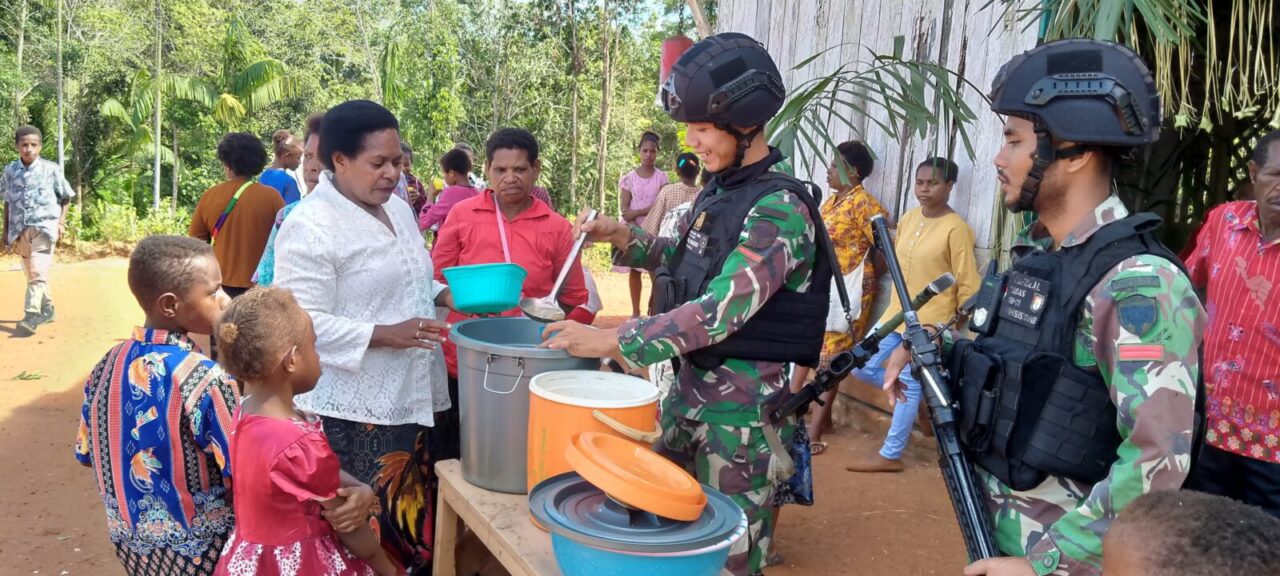 Bantu Pemenuhan Gizi, Satgas Yonif 111/KB Bagikan Bubur Gratis