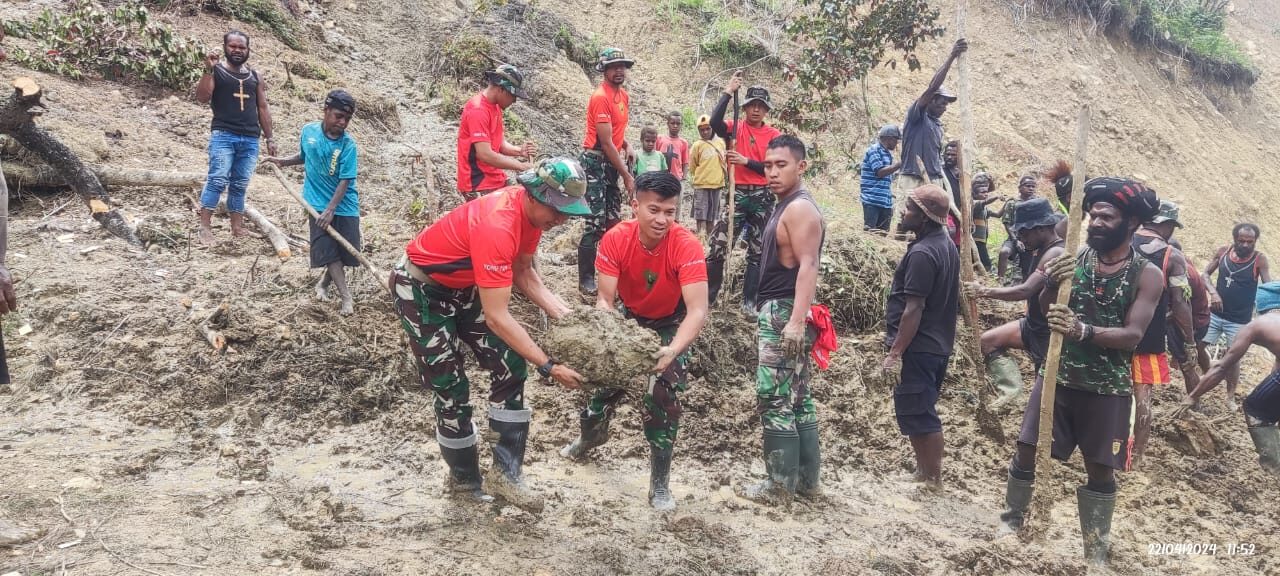 Satgas Yonif 721/Mks Hadir Bantu Warga Desa Balime Atasi Jalan Longsor