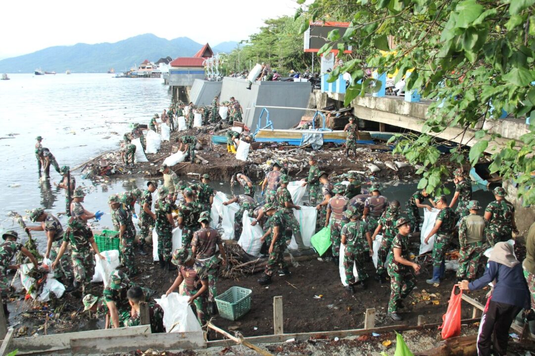 Korem Baabullah Isi Libur Mayday Dengan Aksi Bersih-Bersih Kota