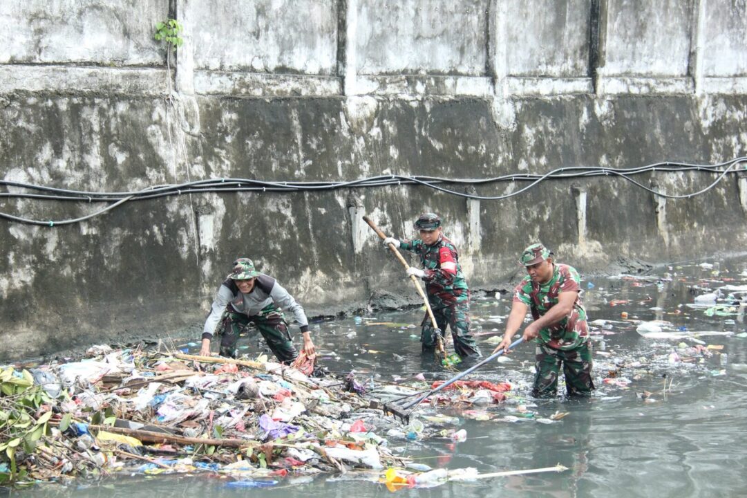 Korem Baabullah Isi Libur Mayday Dengan Aksi Bersih-Bersih Kota