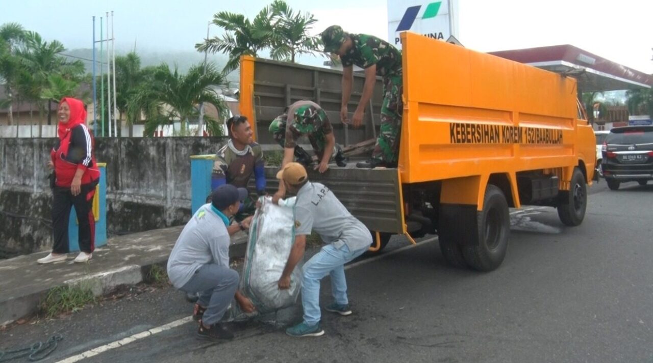 Korem Baabullah Isi Libur Mayday Dengan Aksi Bersih-Bersih Kota