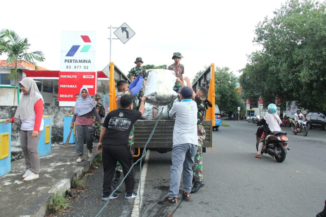 Korem Baabullah Isi Libur Mayday Dengan Aksi Bersih-Bersih Kota