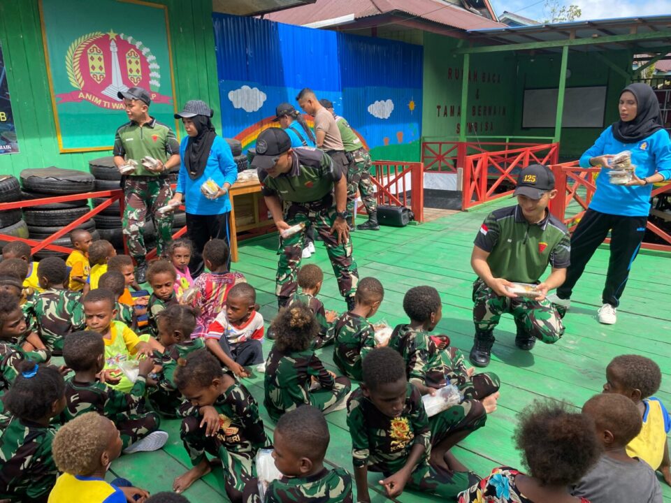 Semangat Anak-anak Paud Melaksanakan Jalan Sehat Bersama Satgas Yonif 125/SMB