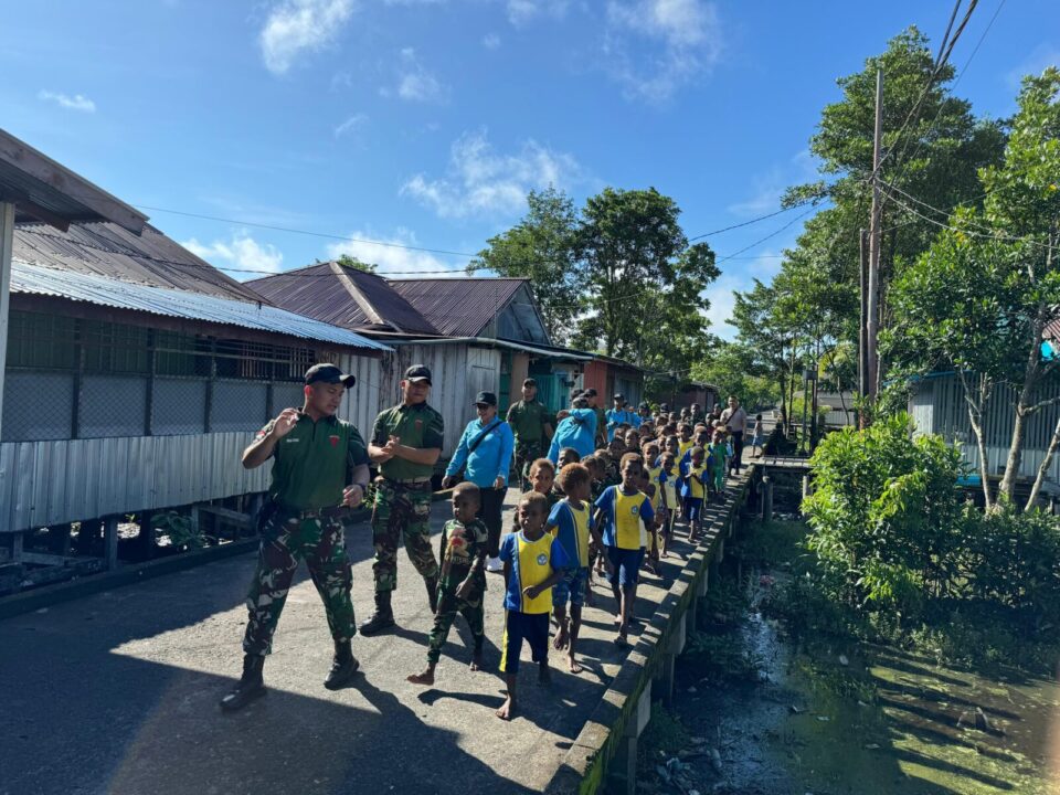 Semangat Anak-anak Paud Melaksanakan Jalan Sehat Bersama Satgas Yonif 125/SMB