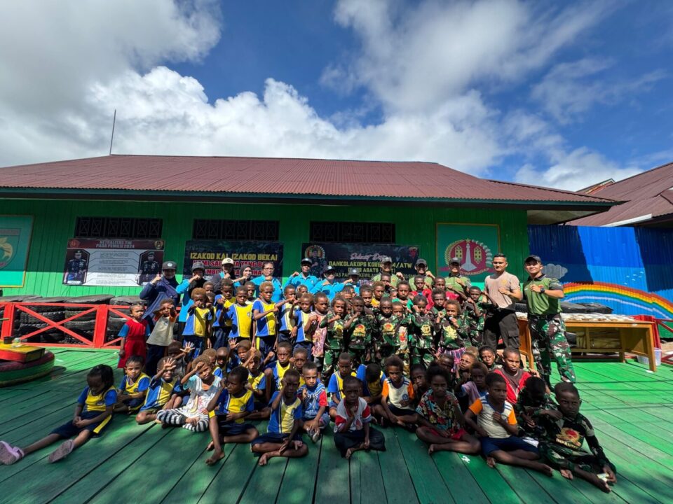 Semangat Anak-anak Paud Melaksanakan Jalan Sehat Bersama Satgas Yonif 125/SMB