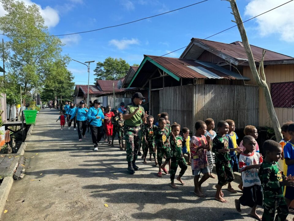 Semangat Anak-anak Paud Melaksanakan Jalan Sehat Bersama Satgas Yonif 125/SMB