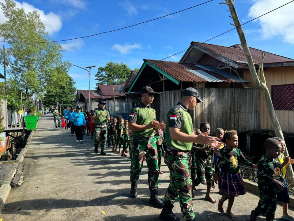 Semangat Anak-anak Paud Melaksanakan Jalan Sehat Bersama Satgas Yonif 125/SMB