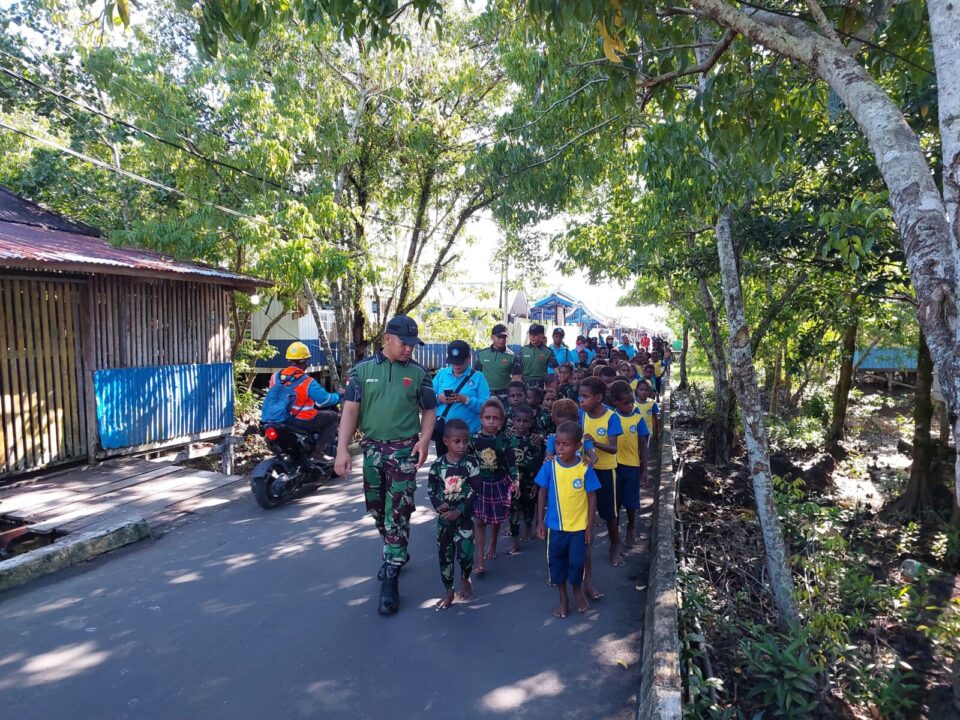 Semangat Anak-anak Paud Melaksanakan Jalan Sehat Bersama Satgas Yonif 125/SMB