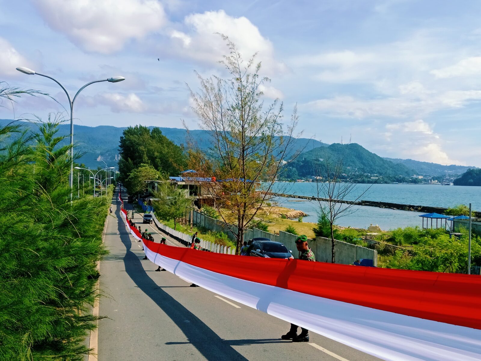 Pecahkan Rekor Muri, Satgas Yonif 122/TS dan Pemda Bentangkan Bendera Merah Putih Terpanjang