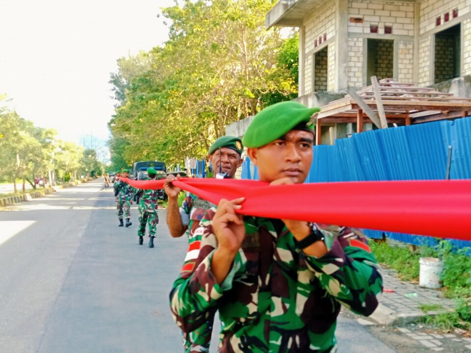 Pecahkan Rekor Muri, Satgas Yonif 122/TS dan Pemda Bentangkan Bendera Merah Putih Terpanjang