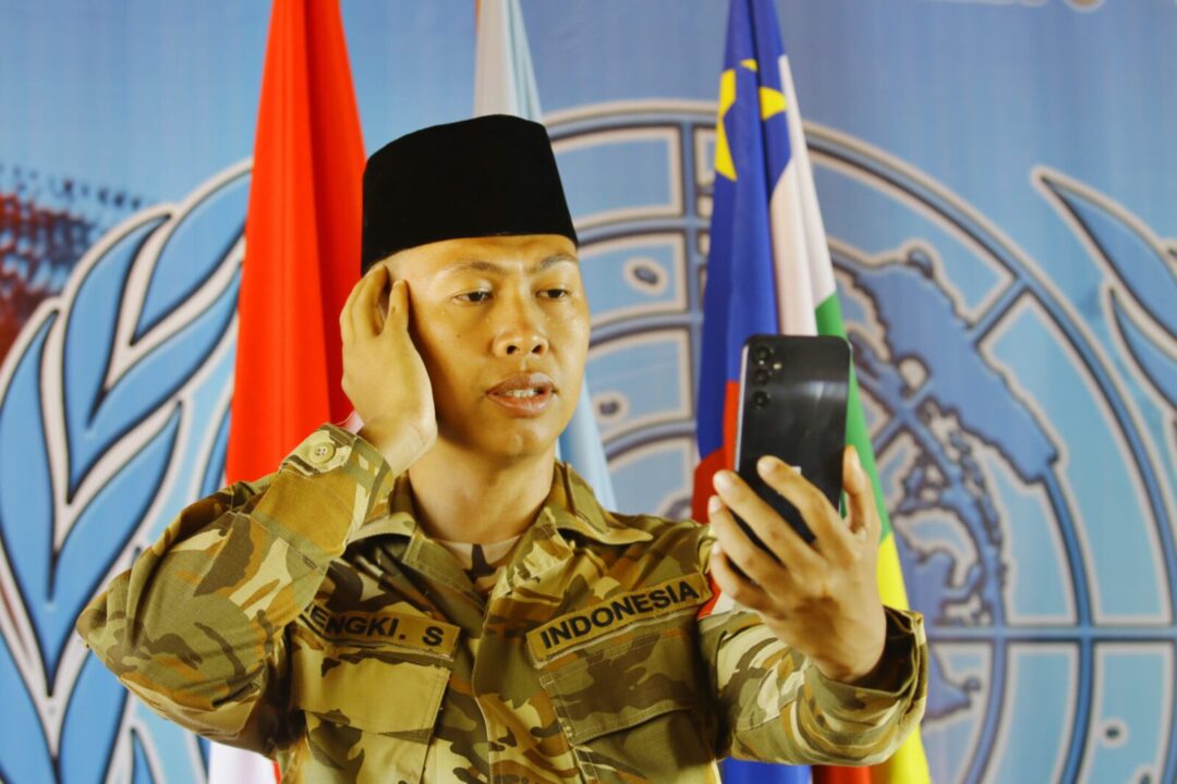Terpisah Jarak Ribuan Kilometer, Prajurit TNI AD Adzani Putrinya Lewat Vidcall