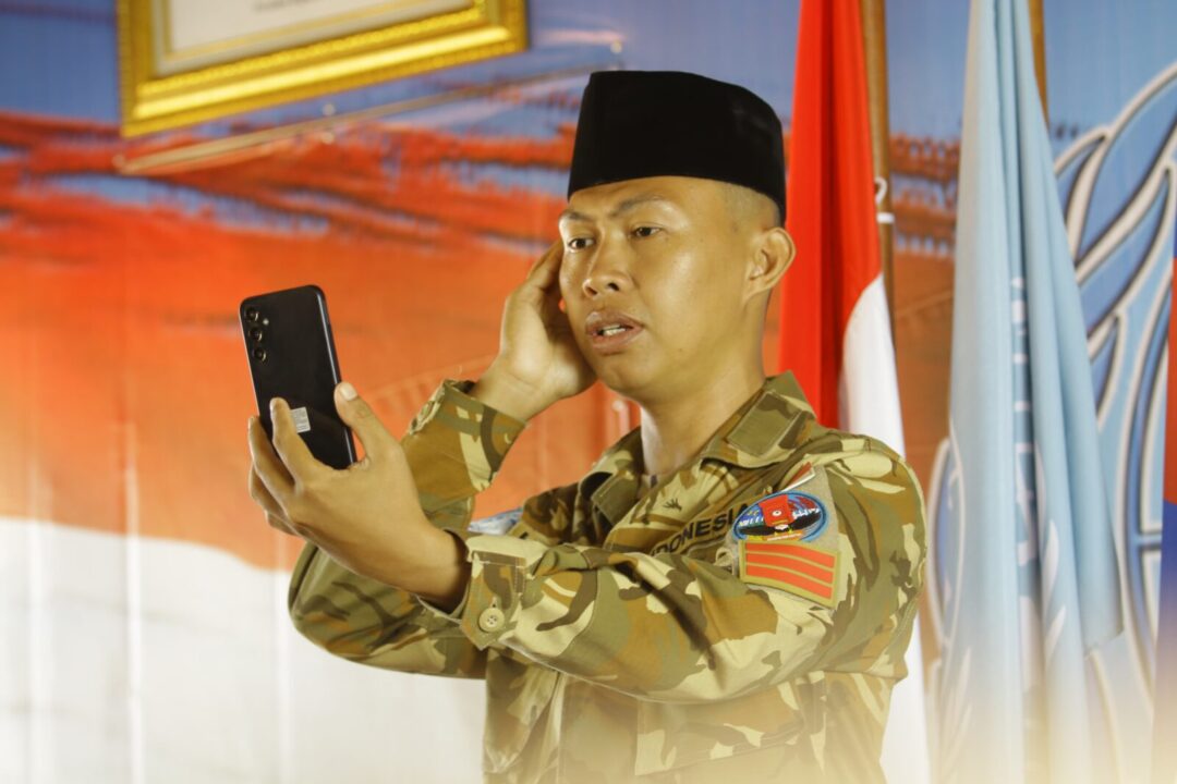 Terpisah Jarak Ribuan Kilometer, Prajurit TNI AD Adzani Putrinya Lewat Vidcall