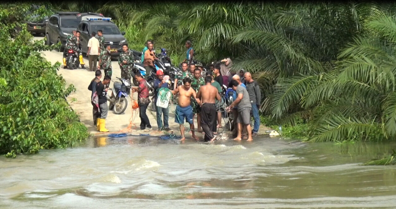 Aksi Heroik Anggota Babinsa Kodim 0404/ME Selamatkan Warga Terseret Arus Sungai