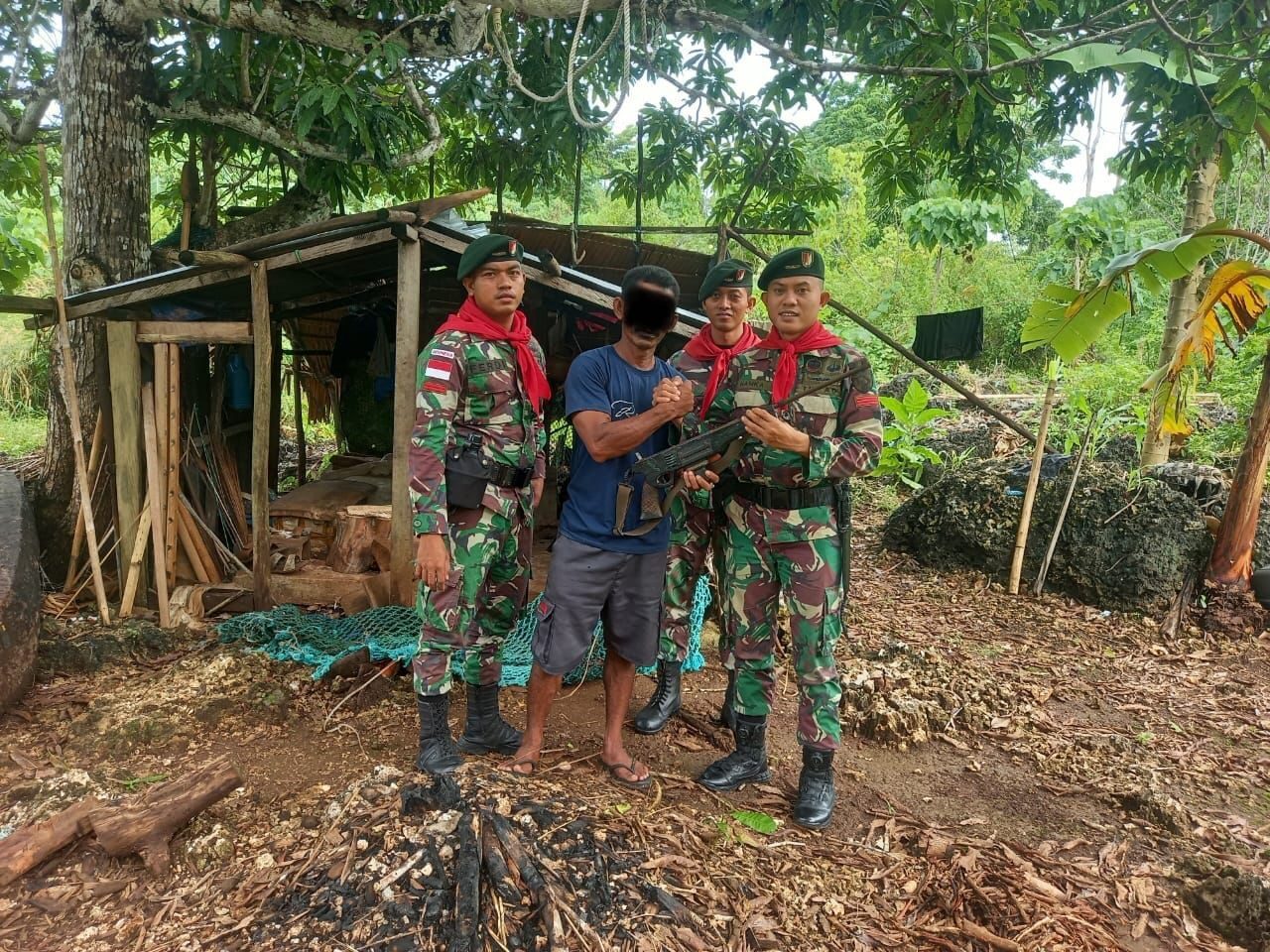 Sukses Rebut Hati Rakyat, Warga Serahkan Senpi Ilegal ke Satgas Pam Puter