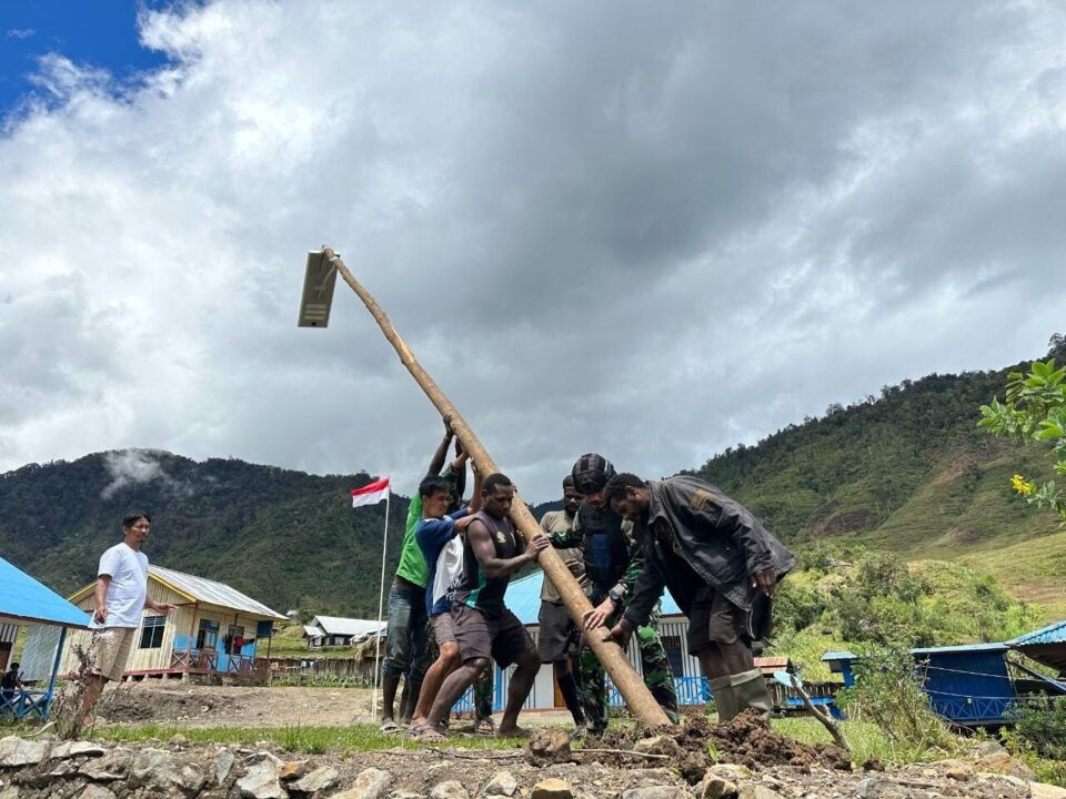 Usir Gelap, Koops TNI Habema Pasang Solar Cell di 4 Distrik Papua