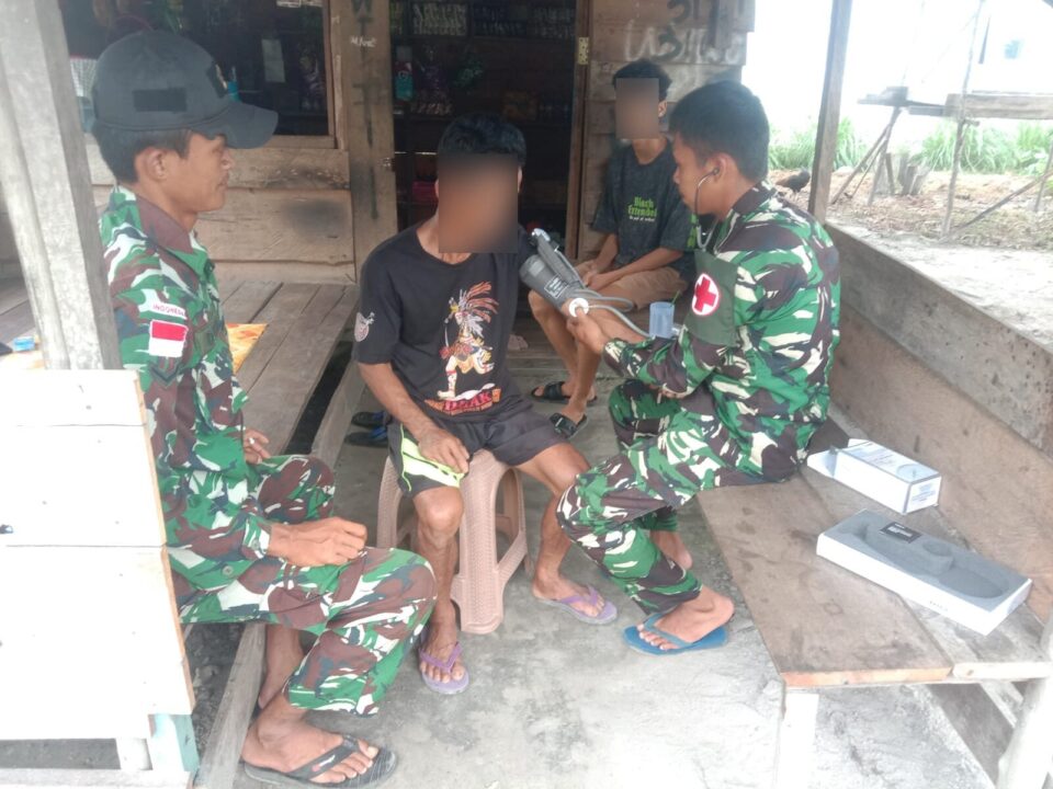 Satgas Yonzipur 5/ABW Terima Penyerahan Senjata Api Rakitan Dari Masyarakat