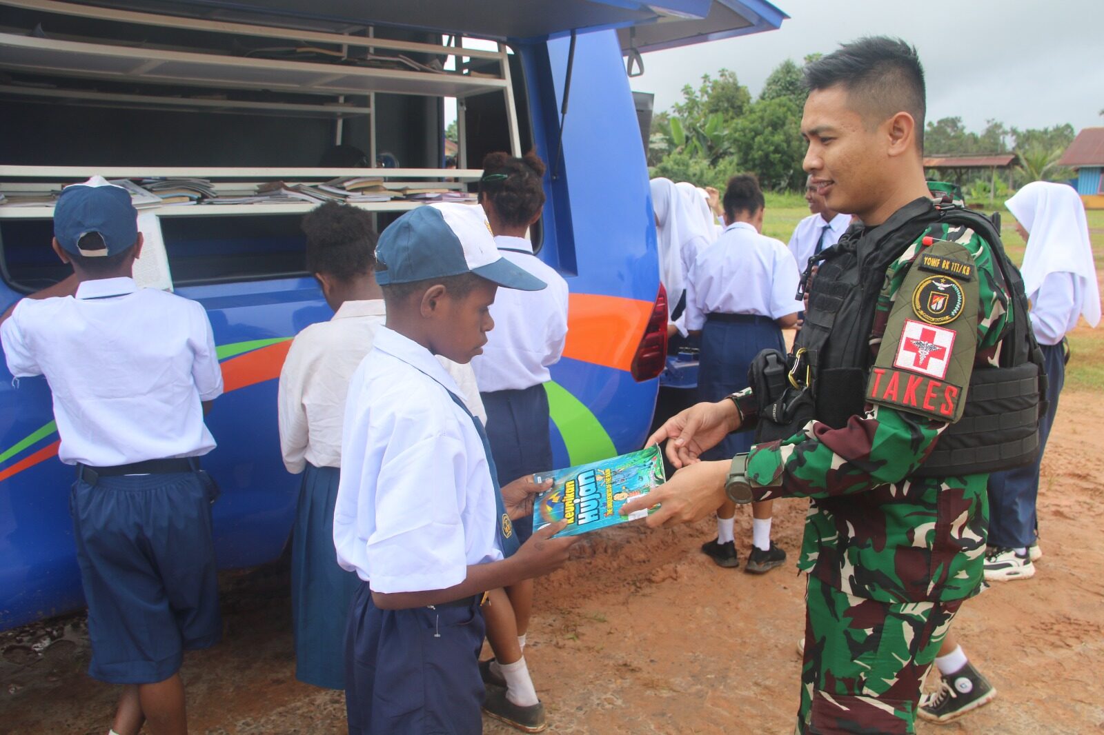 Mobil Pintar Satgas Yonif 111/KB, Jendela Ilmu Bagi Anak-Anak Papua