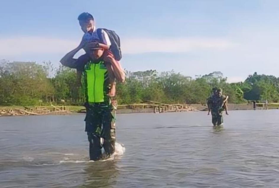 Aksi Heroik Babinsa Posramil 12/Panton Reu Panggul Siswa SD Seberangi Sungai