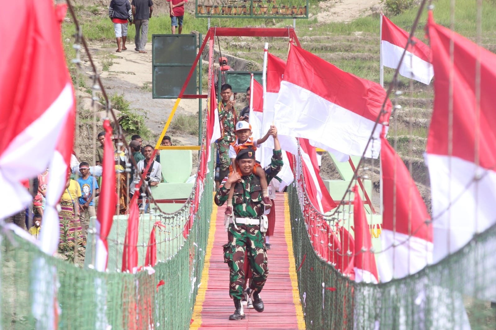 Sambut HUT ke-79 RI, Jembatan “Jenaka” Jadi Kado Perpisahan Satgas Yonkav 6/Naga Karimata