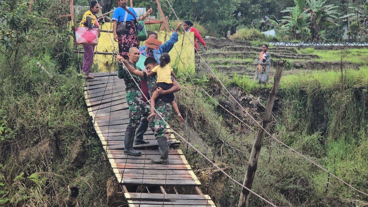 Sambut HUT ke-79 RI, Jembatan “Jenaka” Jadi Kado Perpisahan Satgas Yonkav 6/Naga Karimata