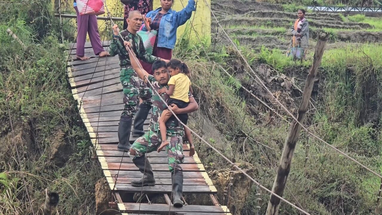 Sambut HUT ke-79 RI, Jembatan “Jenaka” Jadi Kado Perpisahan Satgas Yonkav 6/Naga Karimata