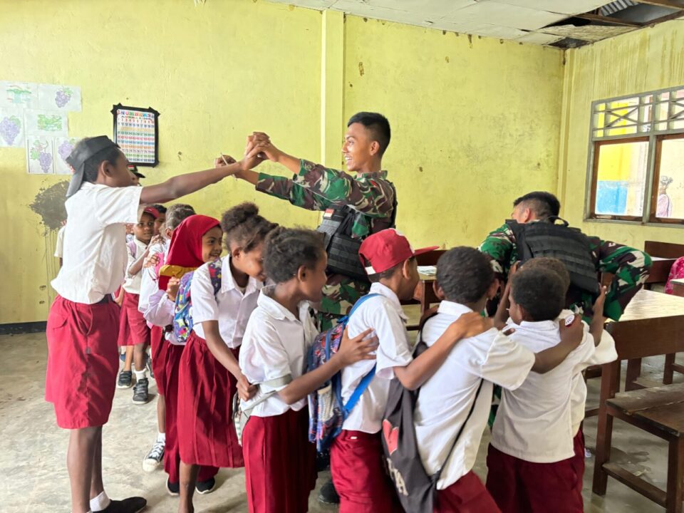 Satgas Pamtas Yonif 122/TS Papua, Kadang Pegang Pistol, Kadang Pegang Spidol