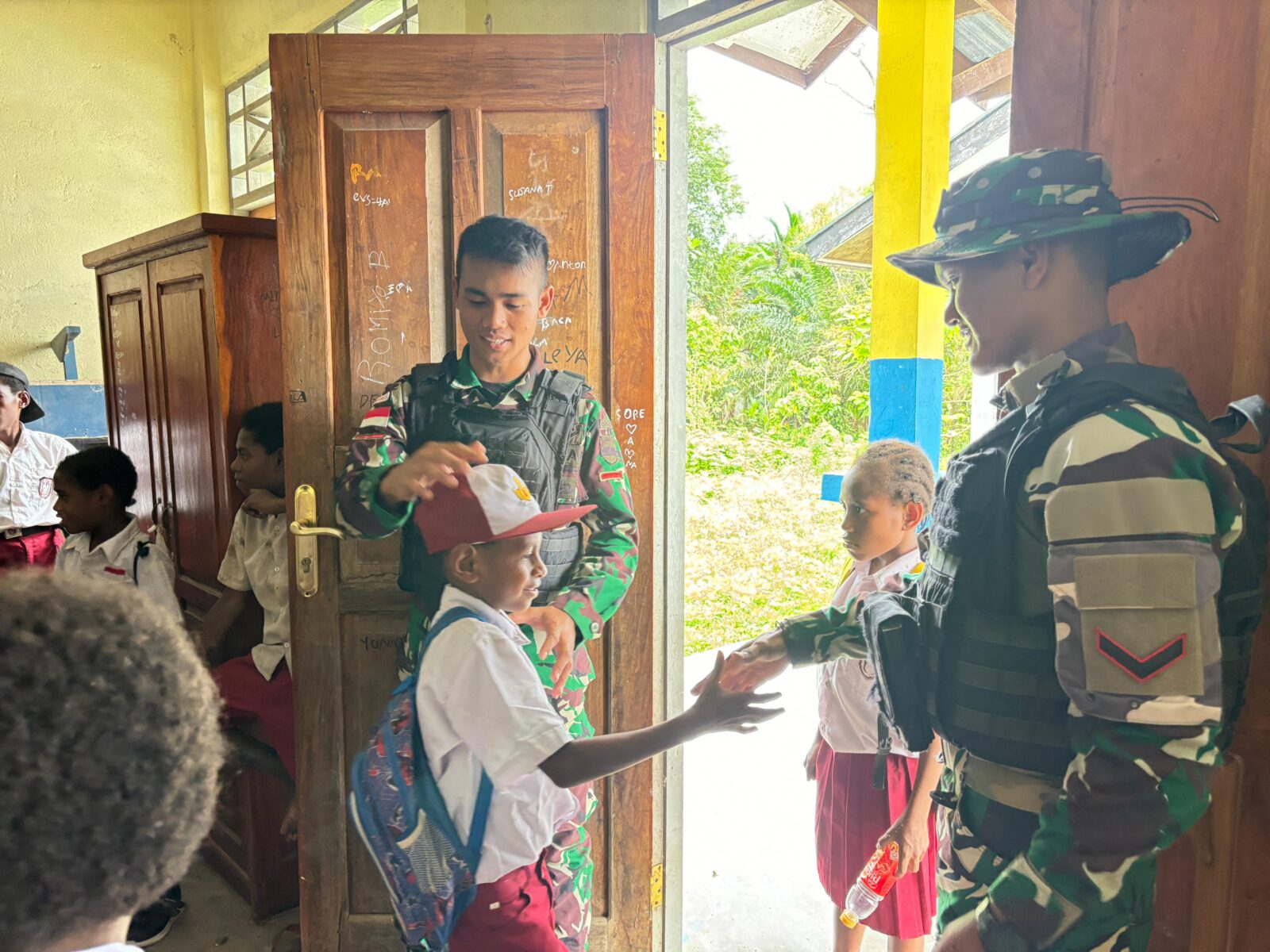 Satgas Pamtas Yonif 122/TS Papua, Kadang Pegang Pistol, Kadang Pegang Spidol