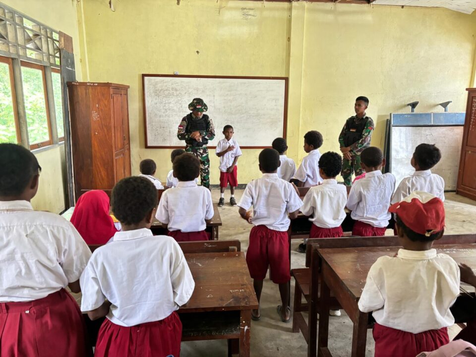 Satgas Pamtas Yonif 122/TS Papua, Kadang Pegang Pistol, Kadang Pegang Spidol