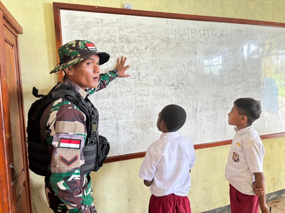 Satgas Pamtas Yonif 122/TS Papua, Kadang Pegang Pistol, Kadang Pegang Spidol