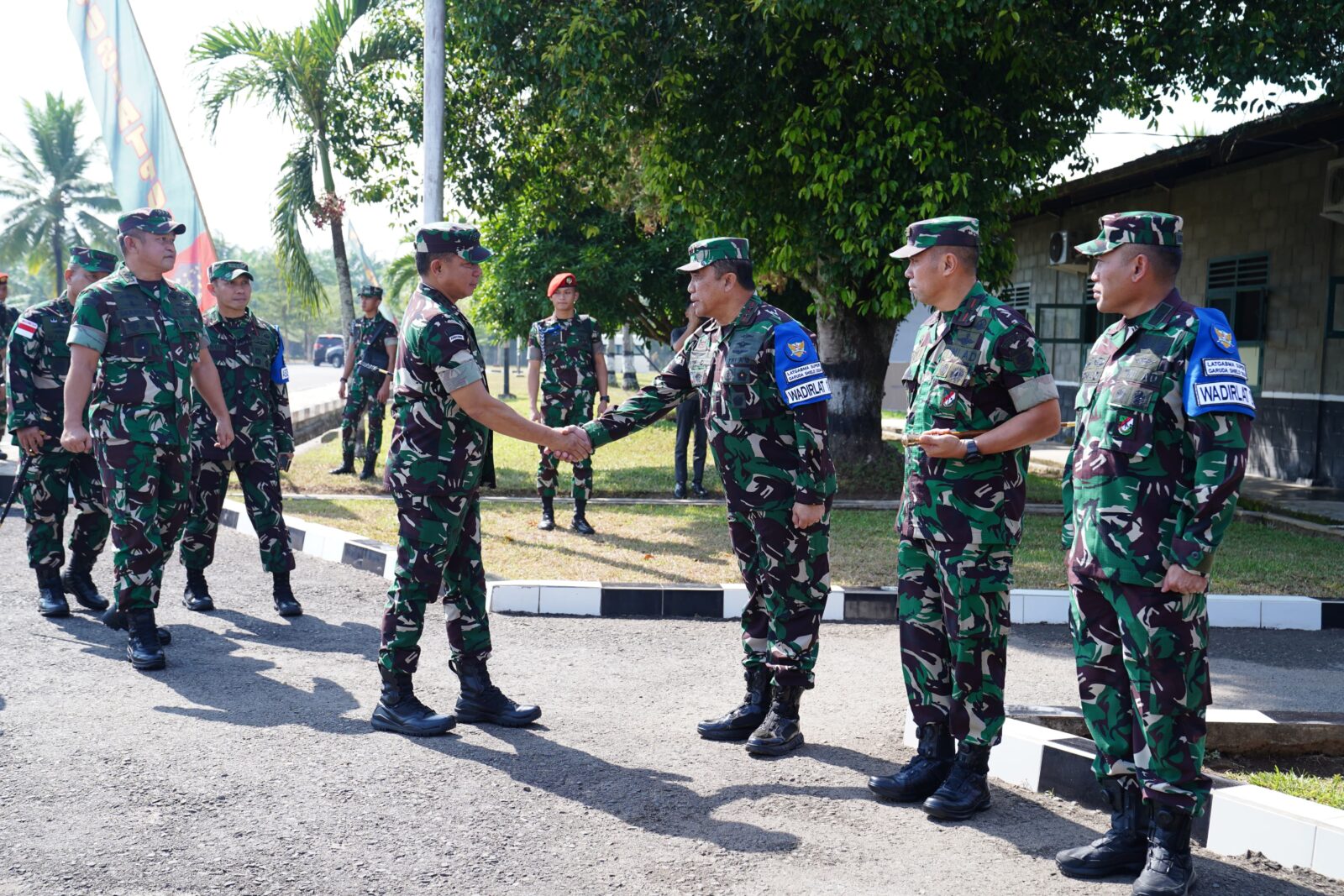 Kasad Dampingi Panglima TNI Tinjau Penerjunan Pasukan Jepang dalam Latgabma Super Garuda Shield 2024