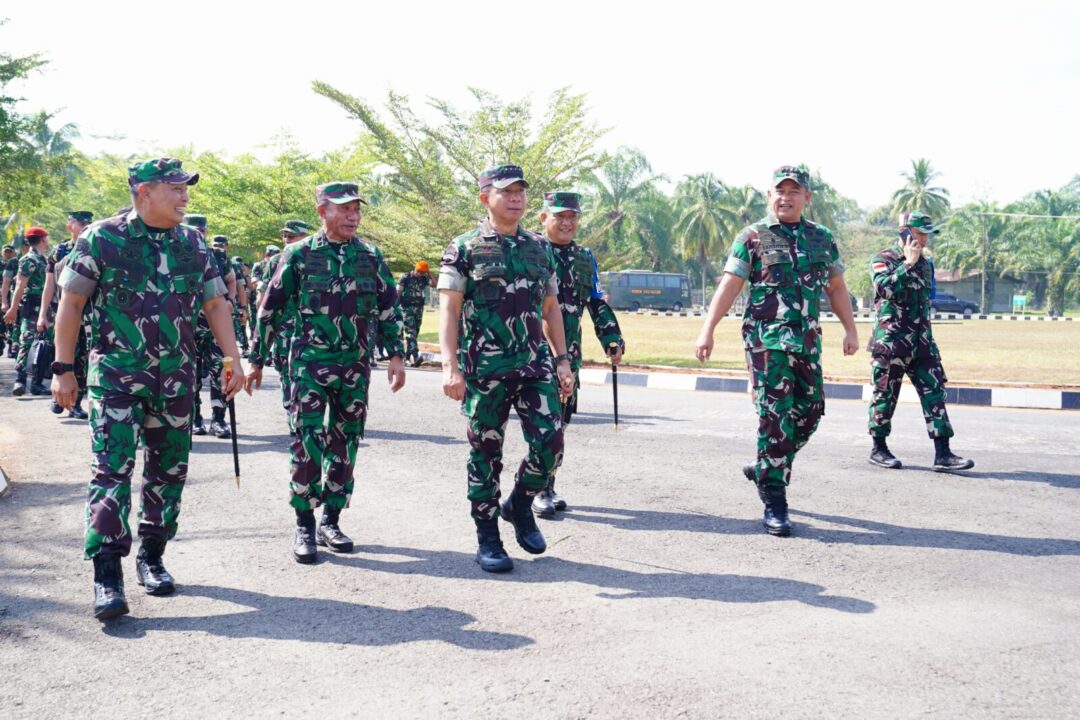 Kasad Dampingi Panglima TNI Tinjau Penerjunan Pasukan Jepang dalam Latgabma Super Garuda Shield 2024