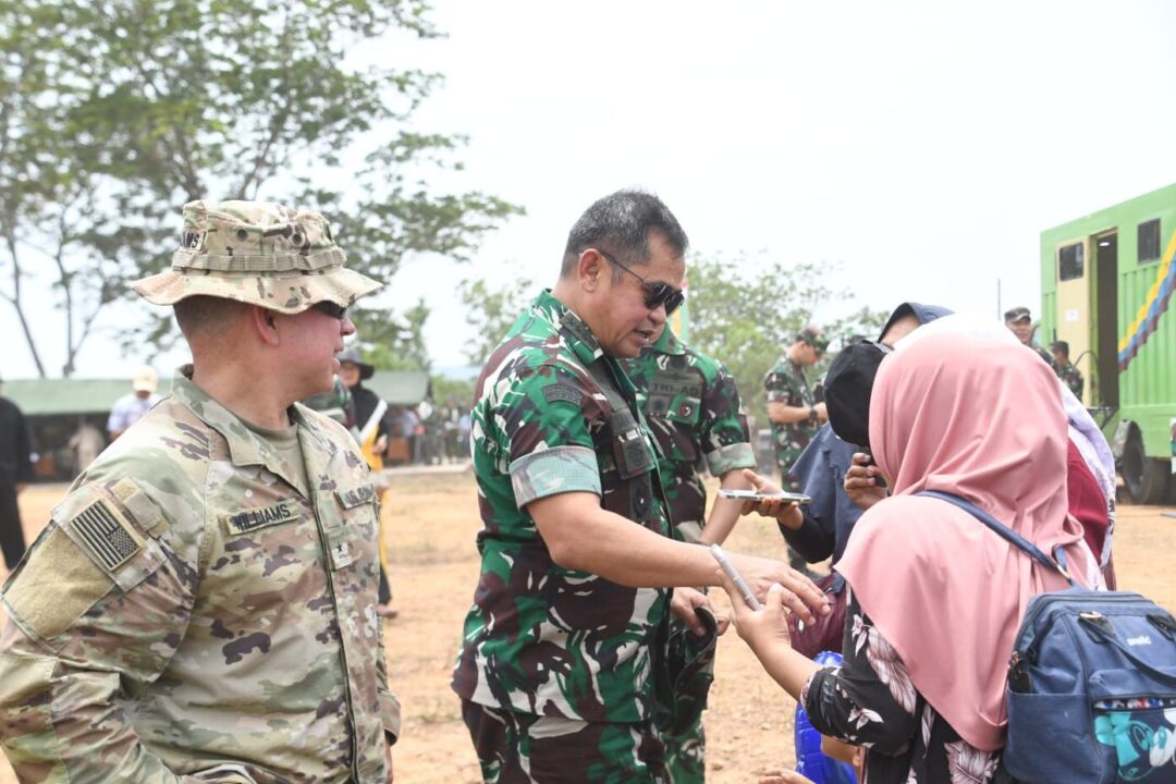 Kasad Dampingi Panglima TNI Tinjau Penerjunan Pasukan Jepang dalam Latgabma Super Garuda Shield 2024