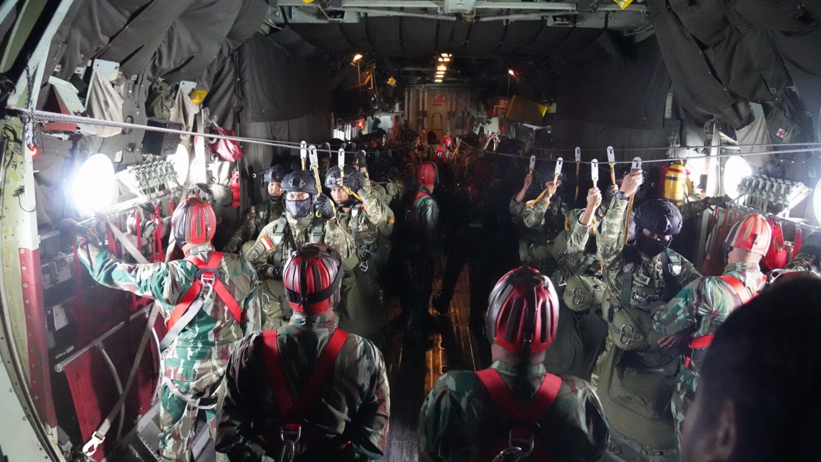 Penerjun Tri Dharma Hiasi Langit Baturaja, Sukseskan Airborne Operation Super Garuda Shield 2024