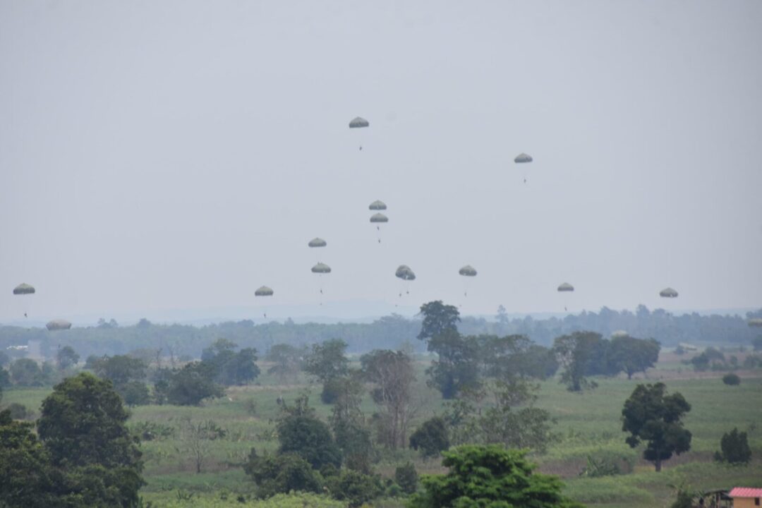 Penerjun Tri Dharma Hiasi Langit Baturaja, Sukseskan Airborne Operation Super Garuda Shield 2024