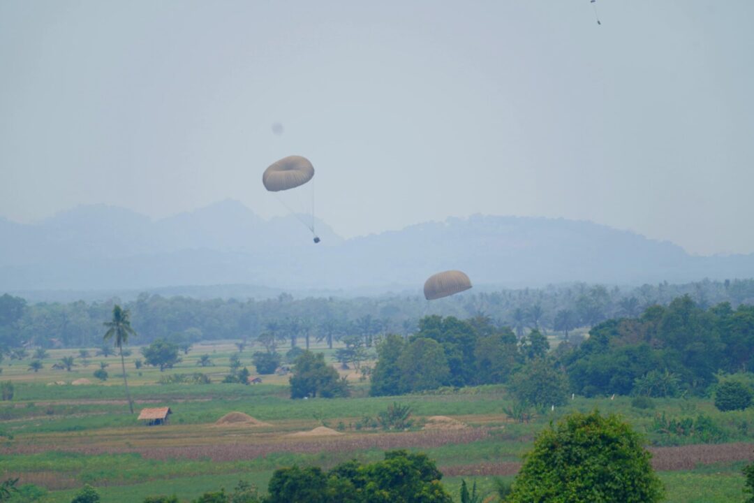 Penerjun Tri Dharma Hiasi Langit Baturaja, Sukseskan Airborne Operation Super Garuda Shield 2024