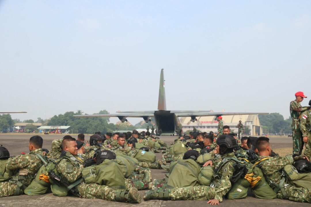 Penerjun Tri Dharma Hiasi Langit Baturaja, Sukseskan Airborne Operation Super Garuda Shield 2024