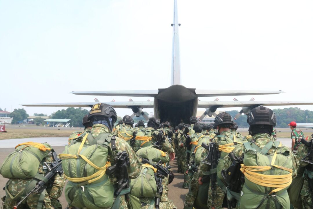 Penerjun Tri Dharma Hiasi Langit Baturaja, Sukseskan Airborne Operation Super Garuda Shield 2024