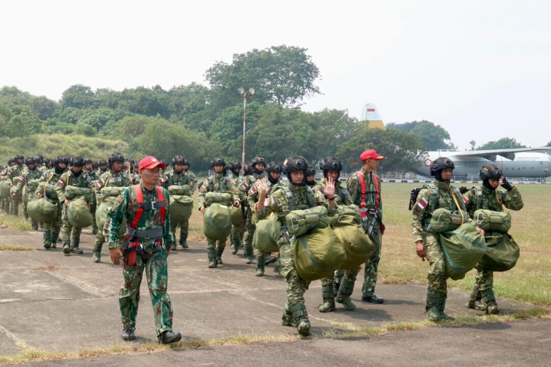 Penerjun Tri Dharma Hiasi Langit Baturaja, Sukseskan Airborne Operation Super Garuda Shield 2024