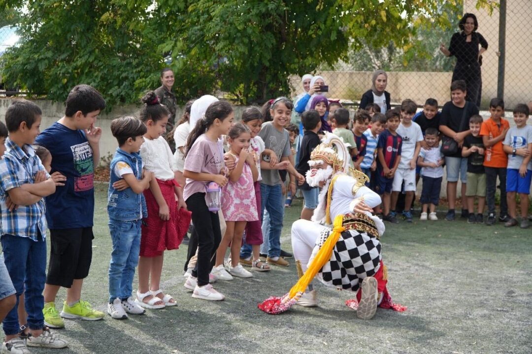 Hanoman dan Garuda Datang, Sebarkan Ceria di Ganduriyah Public School Lebanon Selatan